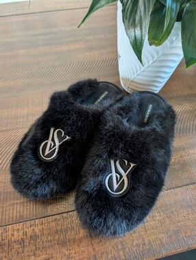 NWOT Victoria's Secret Luxe Plush Black Faux Fur Logo Slide Slippers, M (7-8)